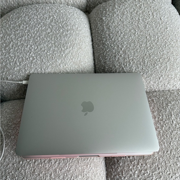 Apple MacBook Silver Laptop Sleek Design - Picture 1 of 4